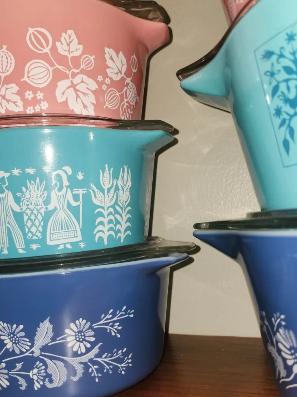 Pyrex casseroles, lots of Pyrex